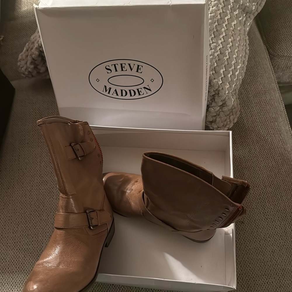 Steve Madden short leather flat boot
Size 10 Cognac color w/ back red zip